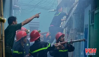 Hàng chục lính cứu hỏa dập đám cháy trong hẻm