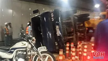 Xe tải nổ bánh, lật ngang trong hầm Thủ Thiêm
