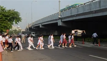 Mở lối đi bộ theo yêu cầu của học sinh