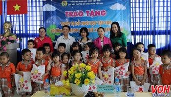 Tặng đồ chơi cho trường mầm non KCX Tân Thuận