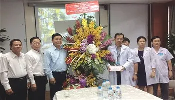Bí thư Thành ủy Đinh La Thăng thăm, chúc mừng các đơn vị y tế nhân Ngày thầy thuốc VN