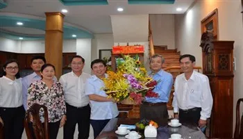 Chủ tịch UBND TP Nguyễn Thành Phong thăm, chúc mừng cán bộ y tế tiêu biểu