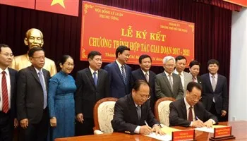 Hội đồng Lý luận Trung ương và Thành ủy TPHCM ký kết hợp tác