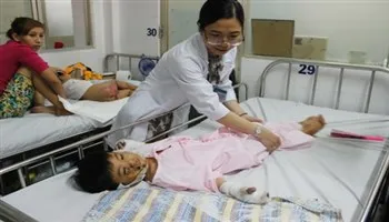 Xót xa em bé phải cắt 4 ngón tay vì điện giật