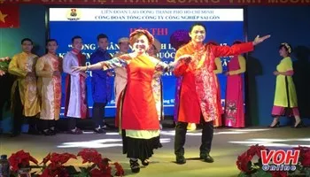 Tôn vinh tà áo dài Việt Nam