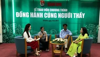 Trao gần 400 triệu đồng trợ vốn cho giáo viên khó khăn