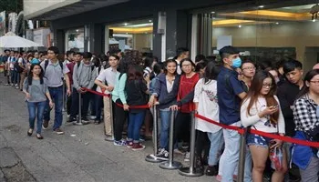 Hàng trăm người xếp hàng chờ mua giày giảm giá