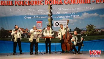 Đoàn ca múa nhạc dân tộc Donia Gorjului, tỉnh Gorj, Rumani biểu diễn tại TPHCM