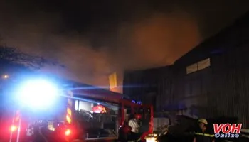 Biển lửa bao trùm nhà xưởng ở Thủ Đức lúc rạng sáng