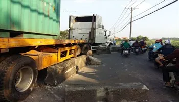 Xe container nổ lốp tông hàng loạt dải phân cách