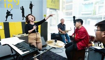Hải Yến Idol tập hát những ca khúc Làn Sóng Xanh đình đám