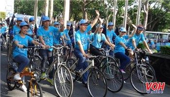 Đạp xe diễu hành tuyên truyền Giờ Trái đất 2017