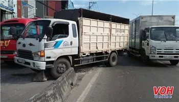 Va chạm với xe khách, xe tải mất lái tông thẳng vào dải phân cách