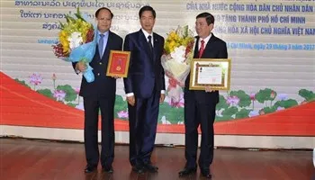 TPHCM nhận Huân chương của Chính phủ Lào