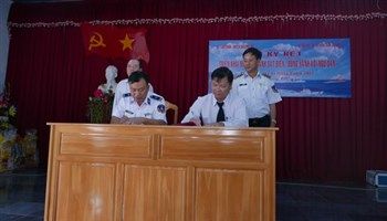 Cảnh sát biển Đồng hành với ngư dân Tam Thanh, huyện Phú Quý