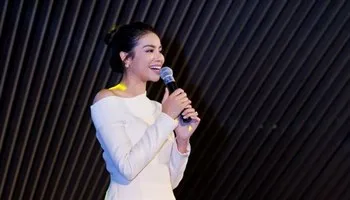 Hoa hậu Phạm Hương ra mắt MV “Và lắng nghe mình” đầy cảm xúc