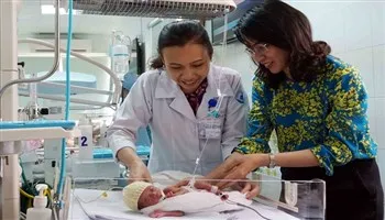 Phó chủ tịch UBND TP thăm hai bé sơ sinh vừa phẫu thuật tim