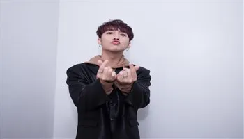 Sơn Tùng M-TP cực điển trai xuất hiện tại fansign Hà Nội