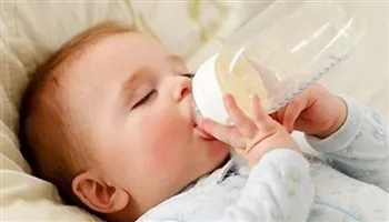Tập cho bé chịu bú bình không khó