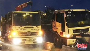 Quốc lộ 1 ùn tắc do xe tải bị thủng thùng hàng