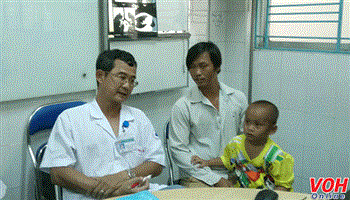 Sặc lõi cây kèn vào trong phổi