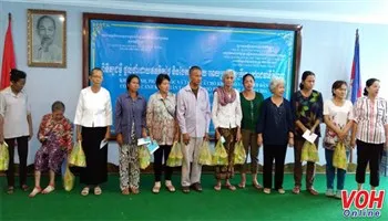 Khám bệnh và tặng quà cho kiều bào và người dân nghèo tại Phnôm Pênh