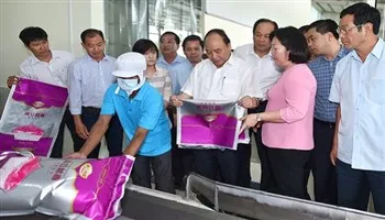 Thủ tướng Nguyễn Xuân Phúc làm việc với lãnh đạo chủ chốt tỉnh Sóc Trăng