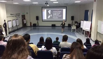 Báo chí có nhầm về yêu cầu báo cáo vụ giáo sư mặc quần đùi?