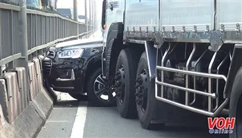 Xe tải húc văng ô tô hàng chục mét, 5 người suýt chết