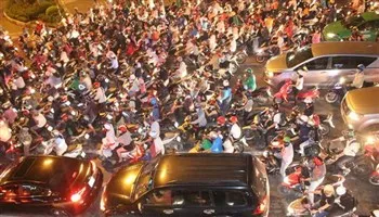 Người dân rời TPHCM nghỉ lễ, khắp nơi ùn tắc