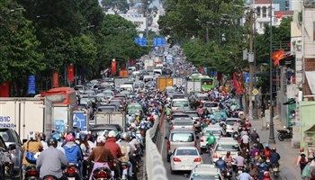 Kẹt cứng đường vào sân bay Tân Sơn Nhất, hành khách bỏ xe chạy bộ