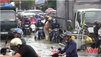 TPHCM kẹt xe nghiêm trọng vì ngập nước do mưa lớn