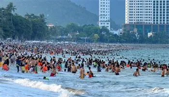 Từ Bắc chí Nam: Biển đông nghẹt người ngày lễ