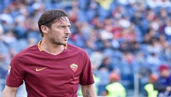 Hoàng tử thành Rome Totti giã từ sân cỏ vào cuối mùa giải