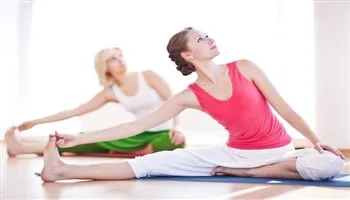 Phụ nữ tiền mãn kinh nên tập yoga, hạn chế ăn thịt