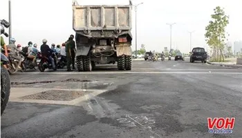 TPHCM: Va chạm với xe ben, 2 công nhân thương vong