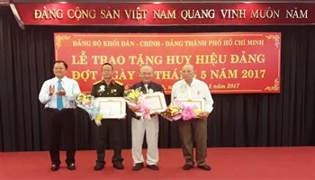 Trao huy hiệu Đảng cho 55 đảng viên tròn tuổi Đảng