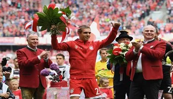 Philipp Lahm xúc động chia tay người hâm mộ