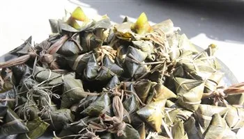 Giá cả thị trường hôm nay 30/5/2017: Tết Đoan Ngọ bánh ú tro đắt hàng