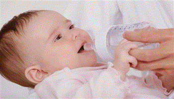 Có nên cho trẻ dưới 6 tháng tuổi uống nước?