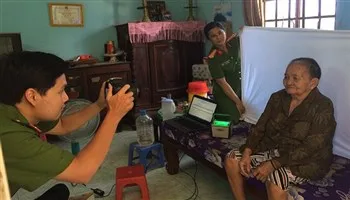 Theo gương Bác, làm điều có lợi cho dân