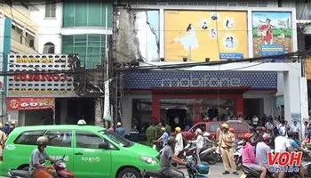 Náo loạn vì biển quảng cáo chập điện phát cháy