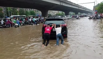 Kĩ năng lái xe ô tô để tránh chết máy khi đường ngập