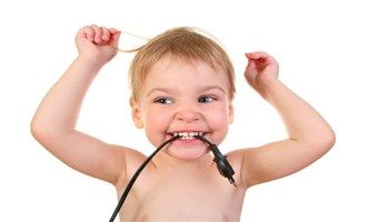 Phòng tránh điện giật ở trẻ: Khó nhưng phải làm