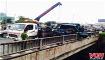 Xe ben kéo lê xe máy hơn 20m, một người tử vong