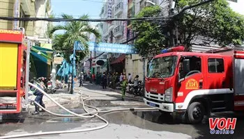 Cháy nhà giữa trưa ở Sài Gòn, cả khu phố náo loạn