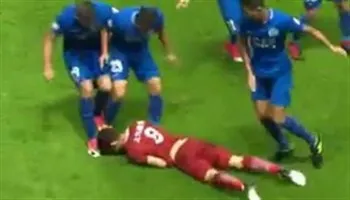 Thiếu fair-play, Oscar bị đối thủ đánh ngay trên sân đấu
