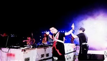 10.000 tín đồ EDM cùng Wang Trần hoà giọng ca khúc Lý Kéo Chài