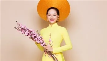 Hoa hậu Mai Phương vẫn rạng rỡ sau 15 năm đăng quang