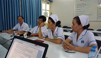 Kiểm điểm điều dưỡng cấp cứu bệnh nhân ngay trên sàn